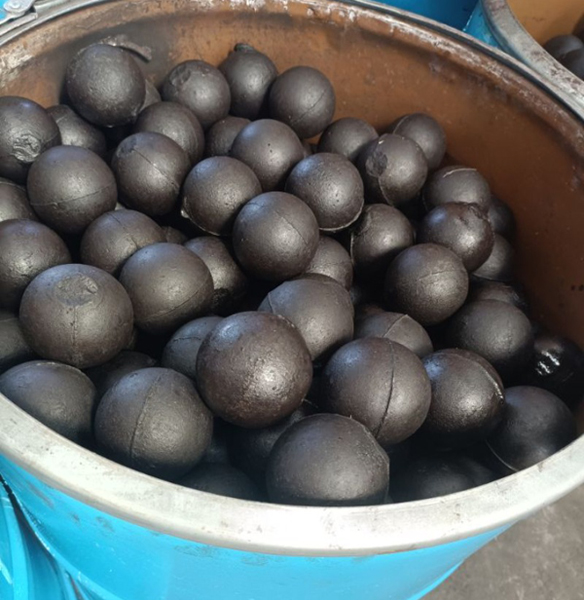 Casting grinding balls 